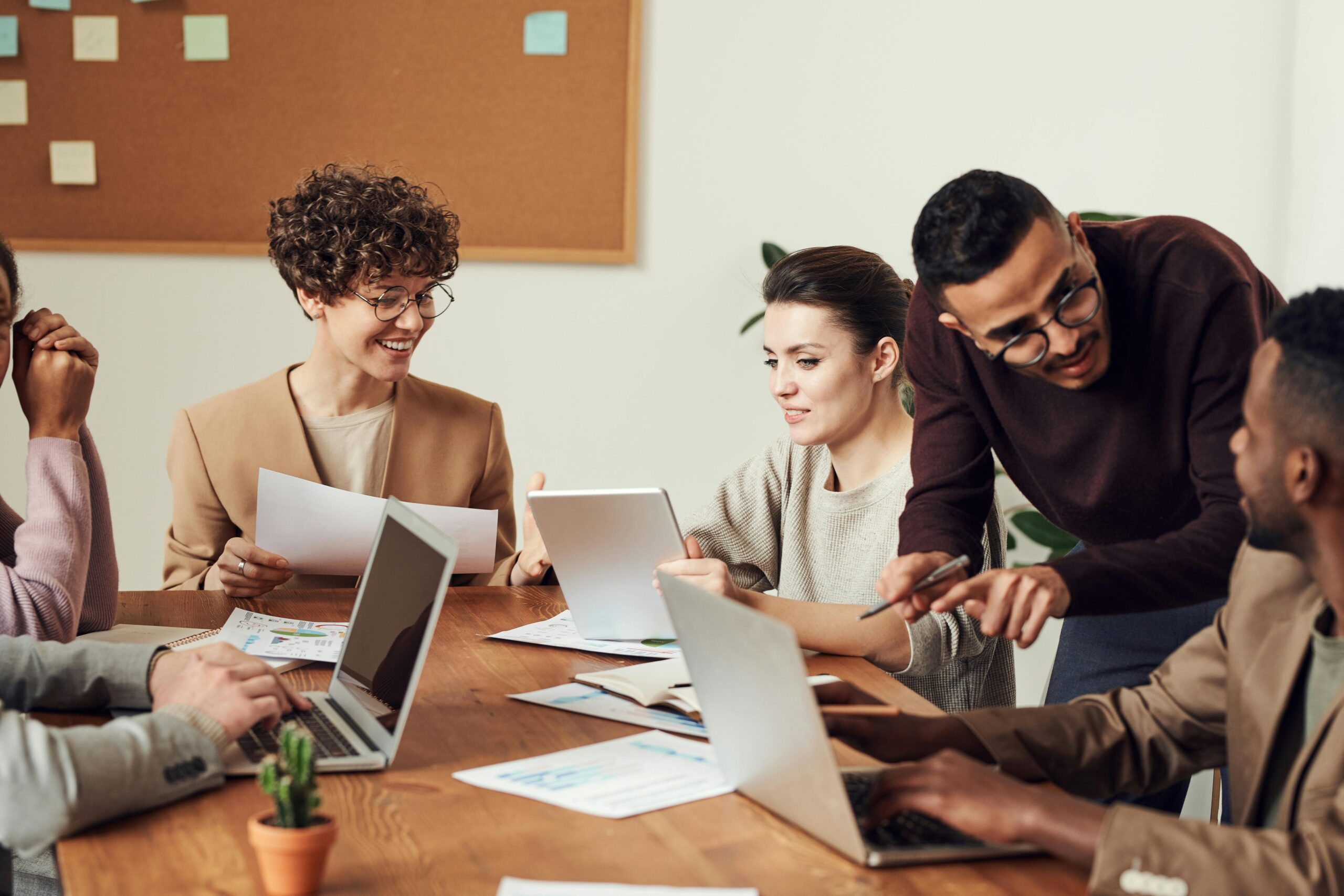 Equipo de abogados de Aponte Associates trabajando juntos